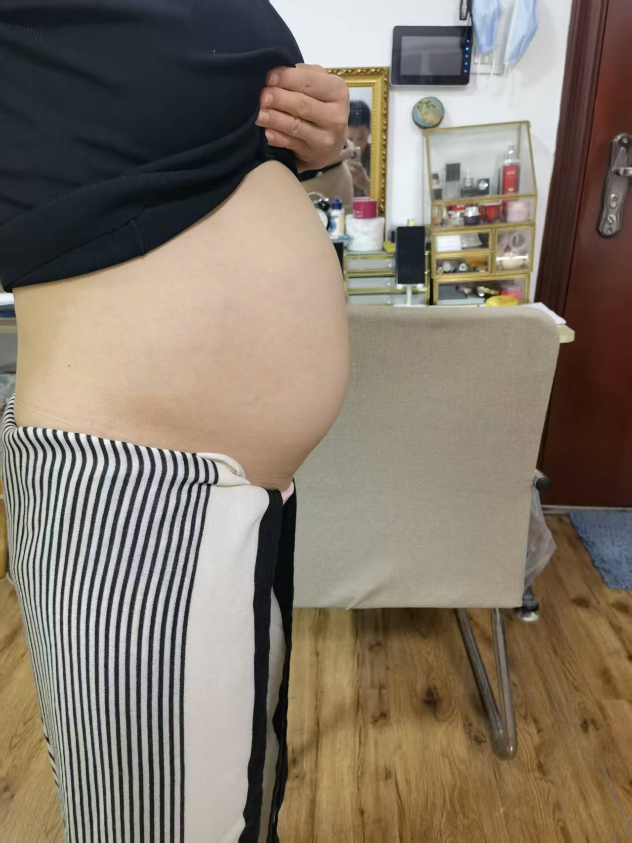 妈妈大肚子的侧影