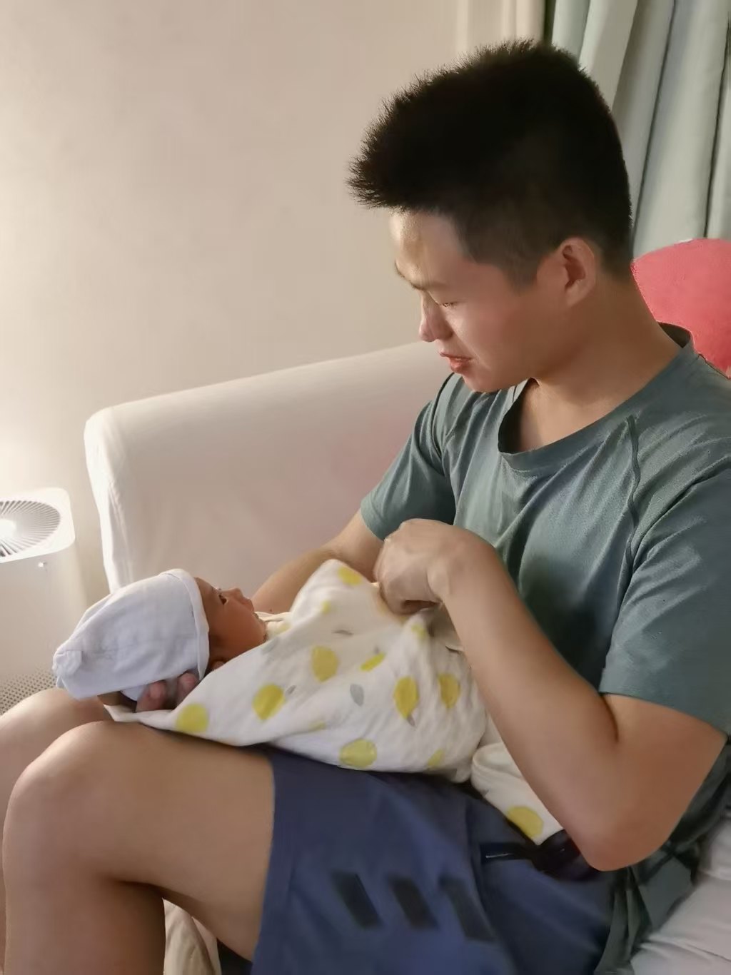 爸爸第一次抱宸宸