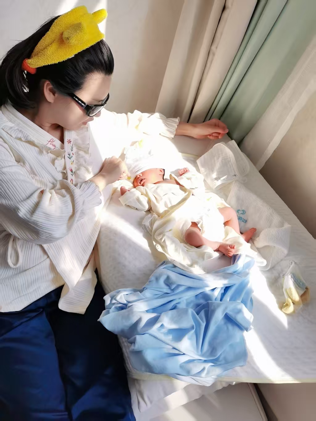 妈妈戴小黄鸭发箍，宸宸在阳光里