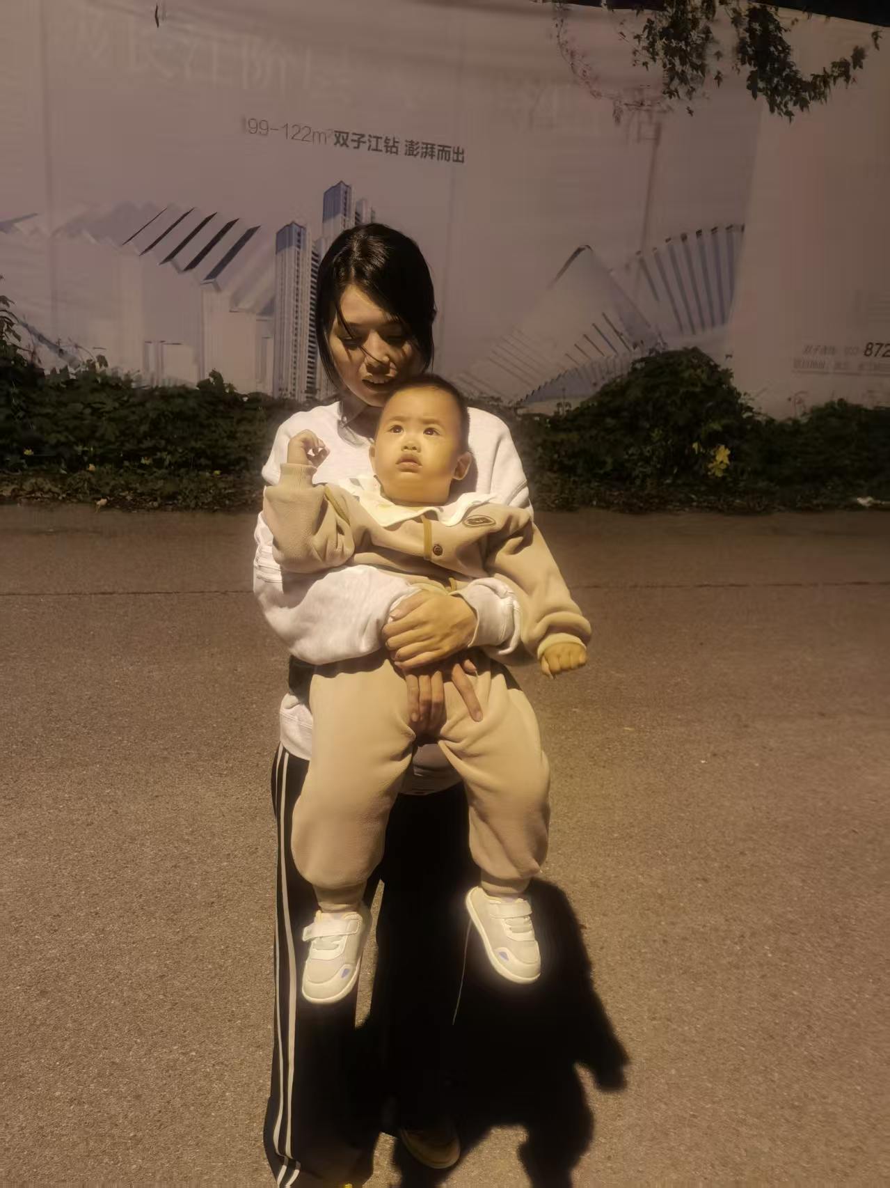 妈妈抱着生病的宸宸
