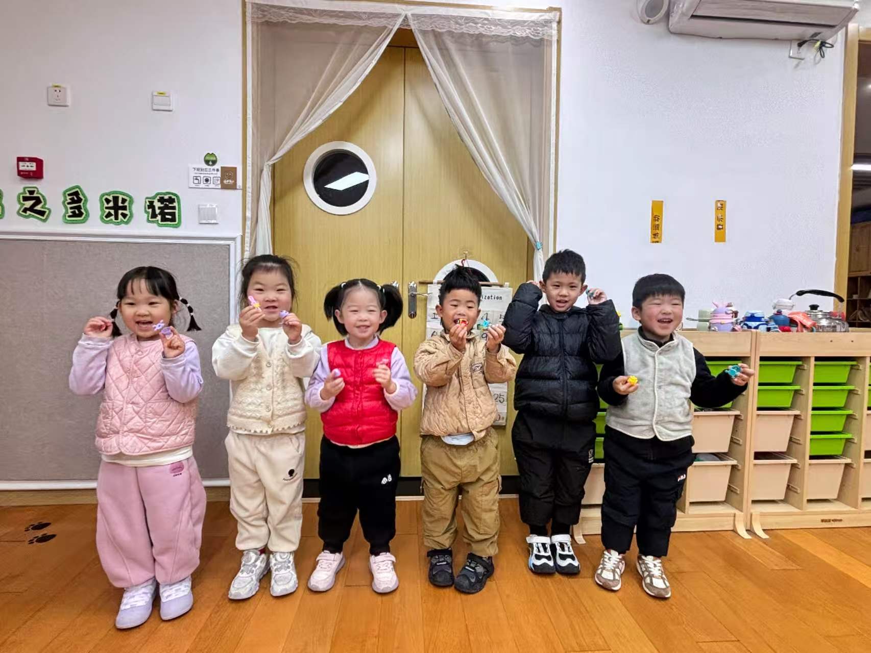 幼儿园六个小朋友合影