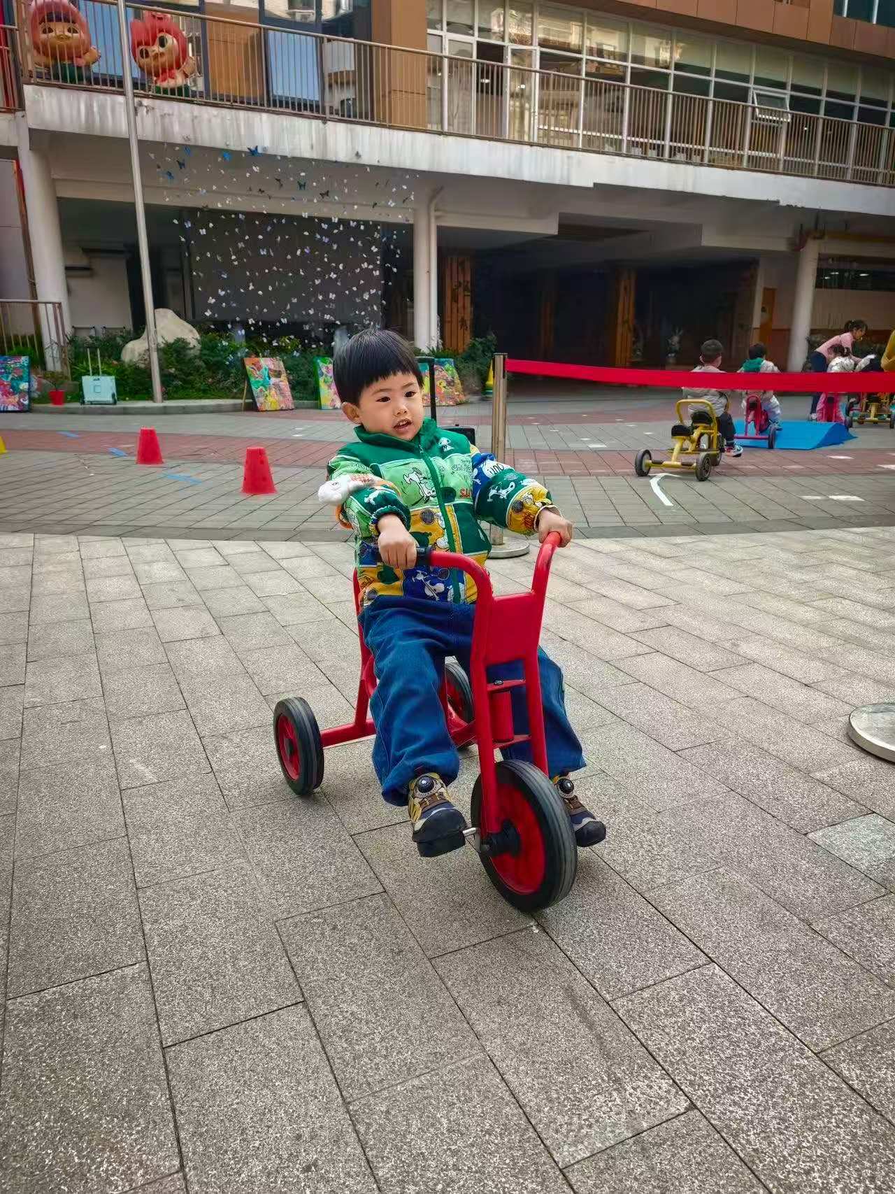 宸宸骑红色三轮车