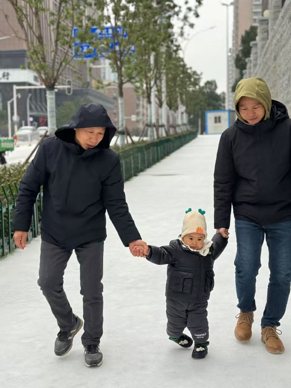 雪天爷爷和外公牵着宸宸